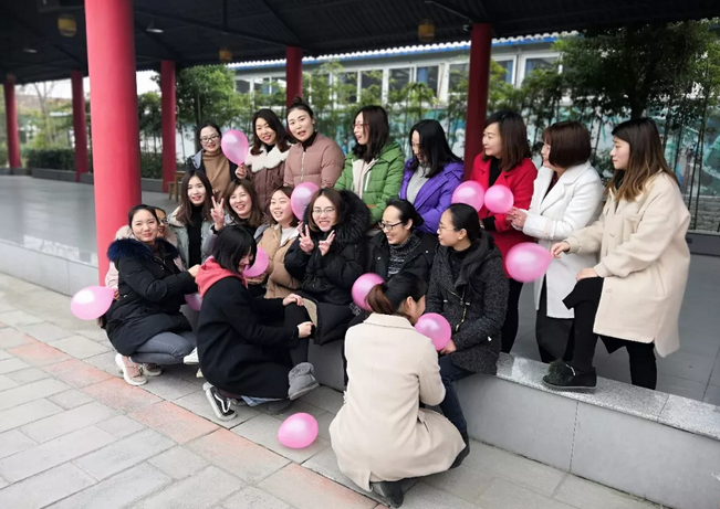華禹護欄慶祝3.8女神節美的祝福,送給天下所有辛苦的女人!