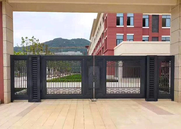 咸寧赤壁學校鋁合金大門<a href=http://www.tf8013.cn/product/weiqianzalan/ target=_blank class=infotextkey>柵欄</a>工程