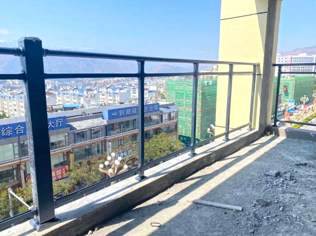 昆明東川經典知城玻璃陽臺欄桿項目