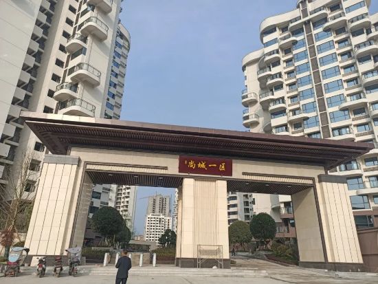 四川潤誠 . 尚城一區護欄<a href=http://www.tf8013.cn/product/baiyekongdiao/ target=_blank class=infotextkey>百葉窗</a>豎桿項目