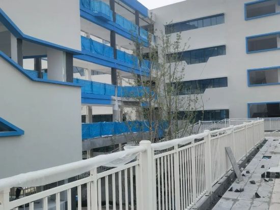 湖北襄陽(yáng)金輝優(yōu)步學(xué)府樓梯護(hù)欄百葉窗空調(diào)架項(xiàng)目