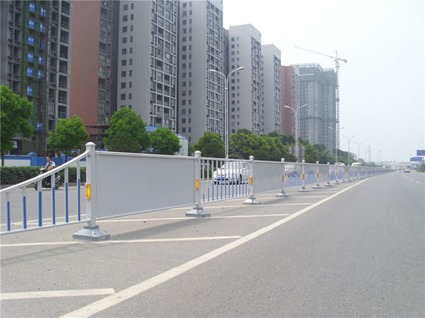 塑鋼護欄制作安裝技術要求規范在道路隔離護欄中的應用