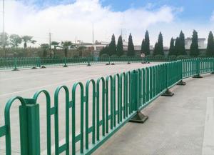 城市道路中間設立中央隔離護欄有什么作用