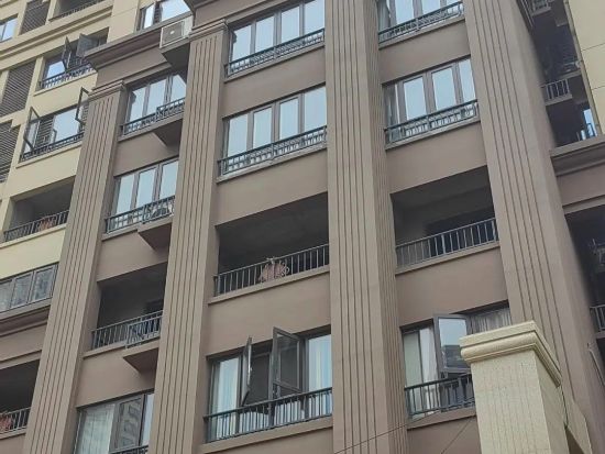 湖北襄陽瀾岸公館陽臺護欄百葉窗項目