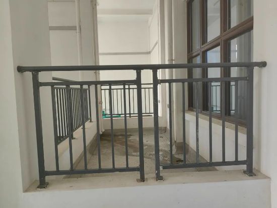 湖北襄陽瀾岸公館陽臺護欄百葉窗項目