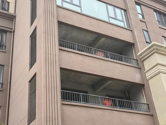 湖北襄陽瀾岸公館陽臺護欄百葉窗項目