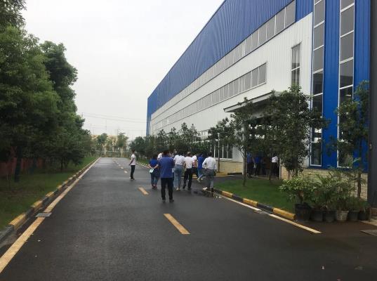 華禹護(hù)欄荊州公司組織員工赴湖北山洪食品機械廠學(xué)習(xí)交流