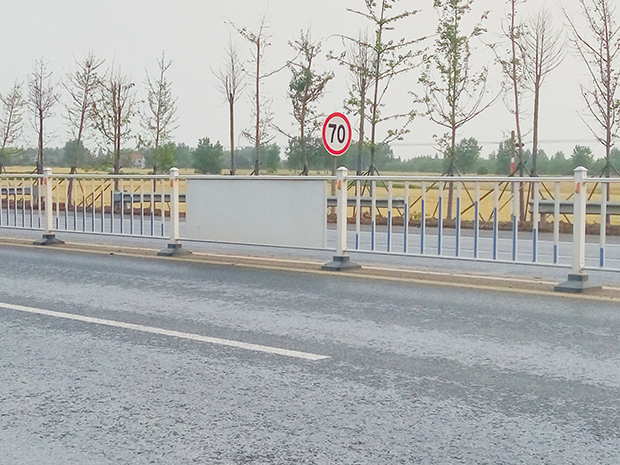城市道路鋅鋼護欄的功能介紹，道路<a href=http://www.tf8013.cn target=_blank class=infotextkey>護欄廠家</a>選擇